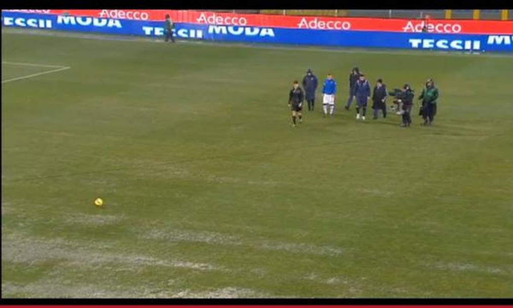 Lo spettacolo atteso del derby Sampdoria-Genoa  stato rovinato dalla pioggia: alle 21.04  arrivata la decisione dell&#39;arbitro Rocchi di rinviare il match